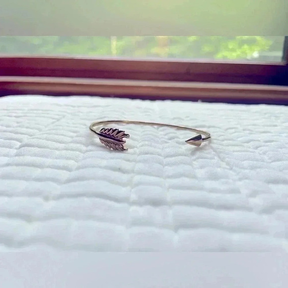 Stella & Dot Gilded Arrow Bracelet​​​​​ - Picture 1 of 2